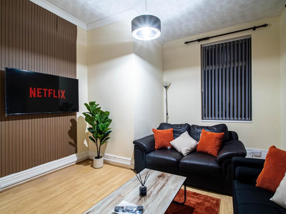 Communal lounge/ TV room, TV and multimedia, Living room, Seating area, Evening entertainment