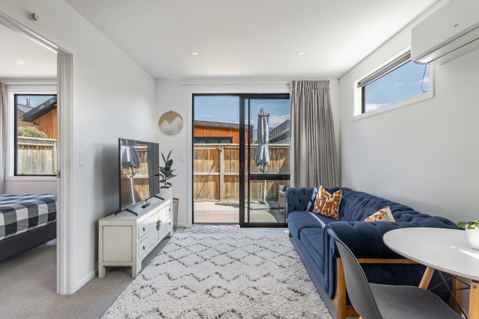 Communal lounge/ TV room, TV and multimedia, Living room, Seating area, Evening entertainment