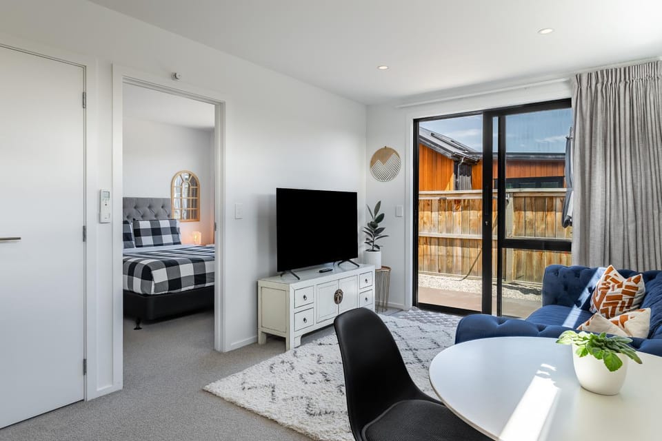TV and multimedia, Living room, Seating area, Evening entertainment