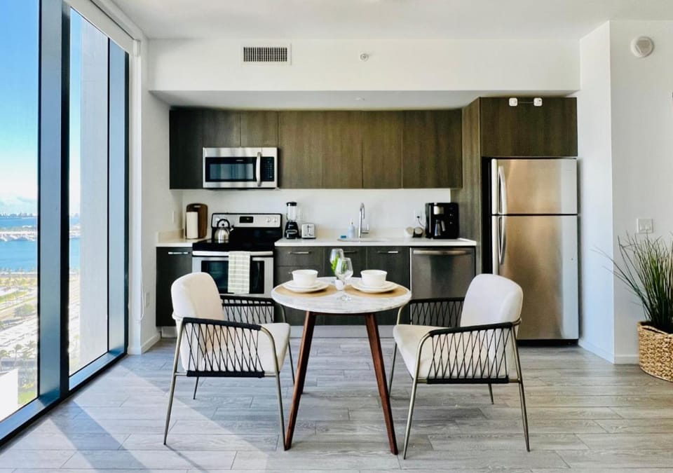 Ocean View Suite with Rooftop Pool & Gym - Next to Bayside, Kaseya Center and Cruise Port Apartment in Miami