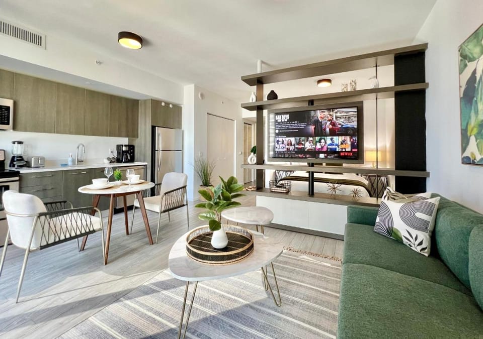 Ocean View Suite with Rooftop Pool & Gym - Next to Bayside, Kaseya Center and Cruise Port Apartment in Miami