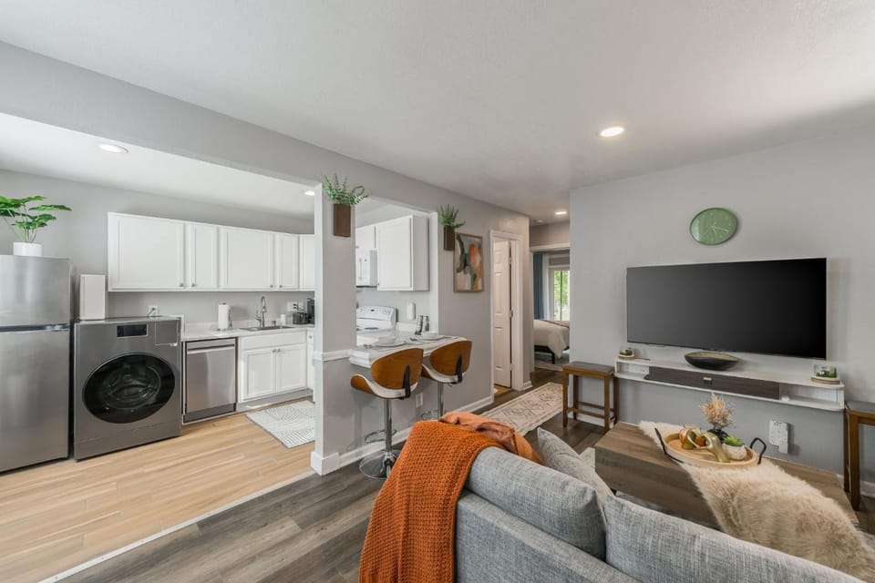TV and multimedia, Kitchen or kitchenette, Living room, Seating area, Dining area, Evening entertainment, dishwasher, oven, pet friendly, stove, washing machine, dryer