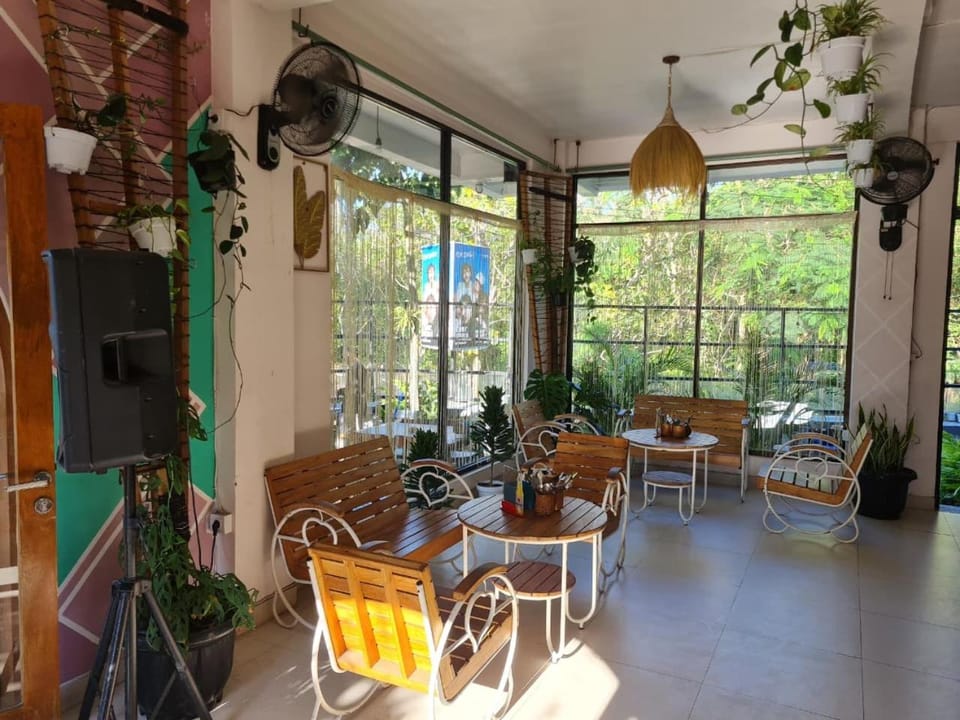 Restaurant/places to eat, Seating area