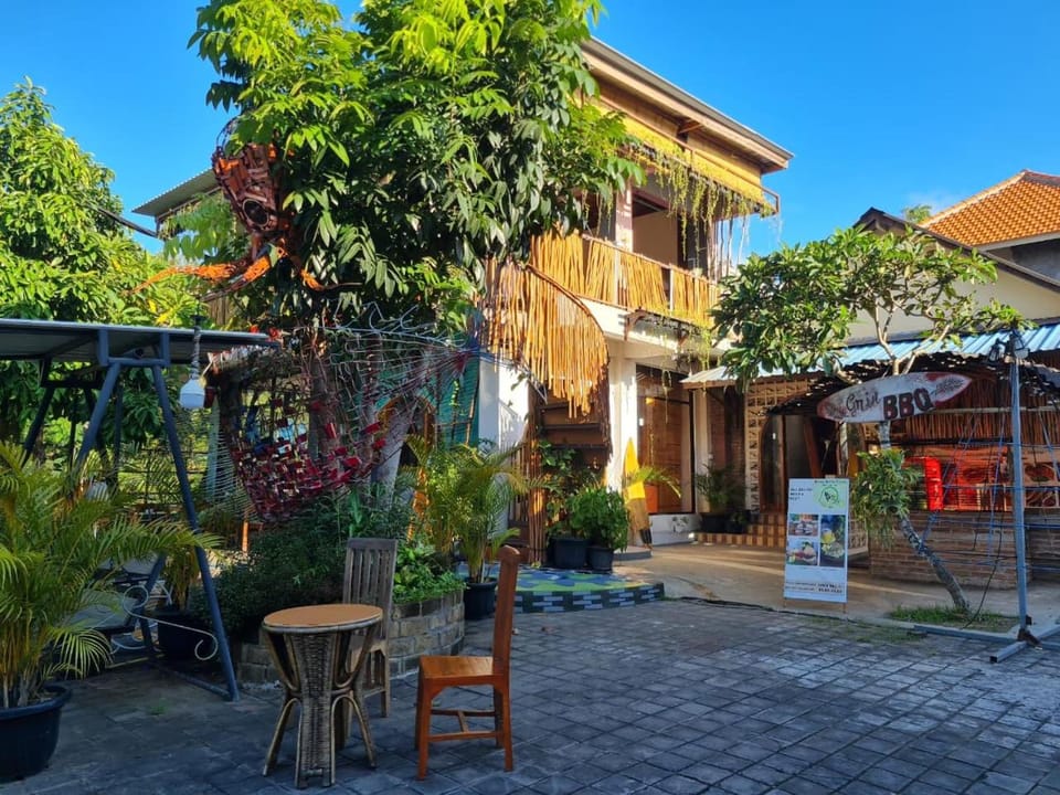 Property building, Patio, Restaurant/places to eat, Day, Garden