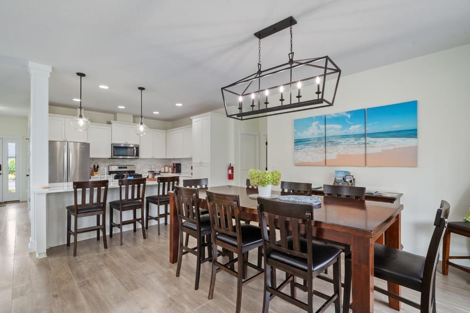 Photo of the whole room, Dining area