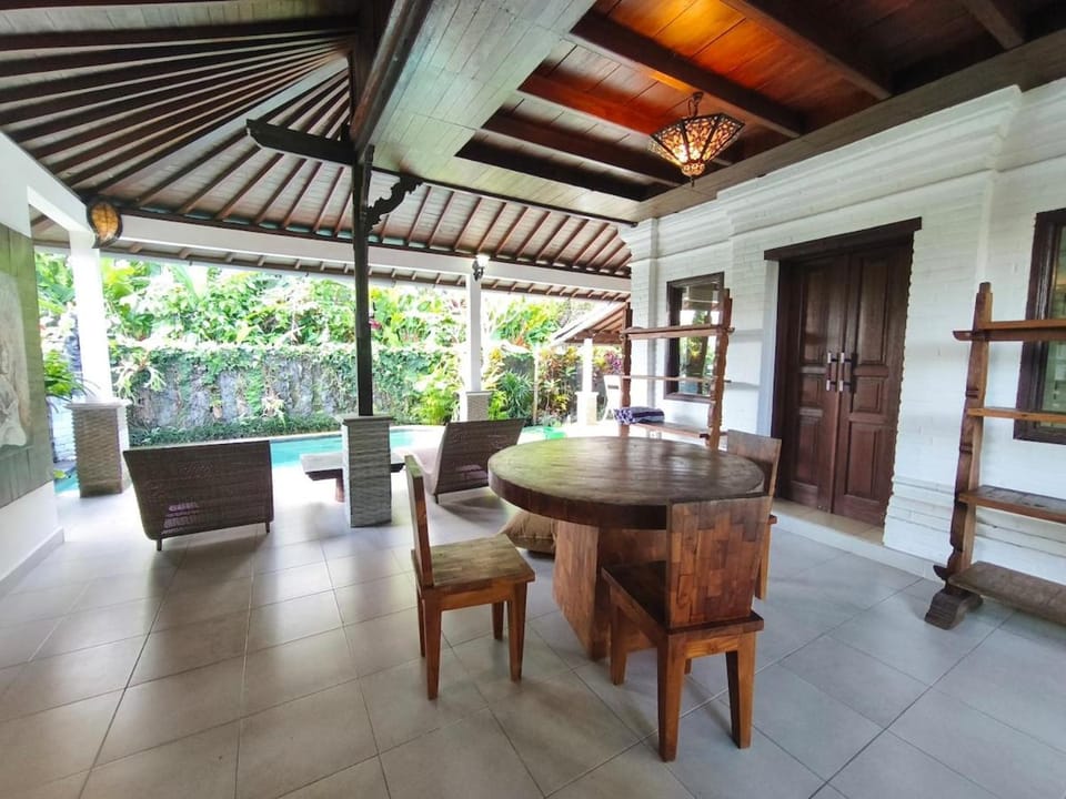 Seating area, Dining area