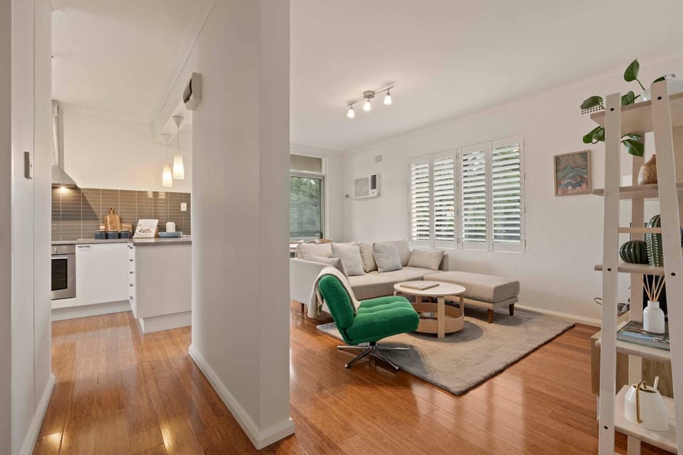Cosy and Quiet Walk to Beach and Harbor Apartment in Sydney