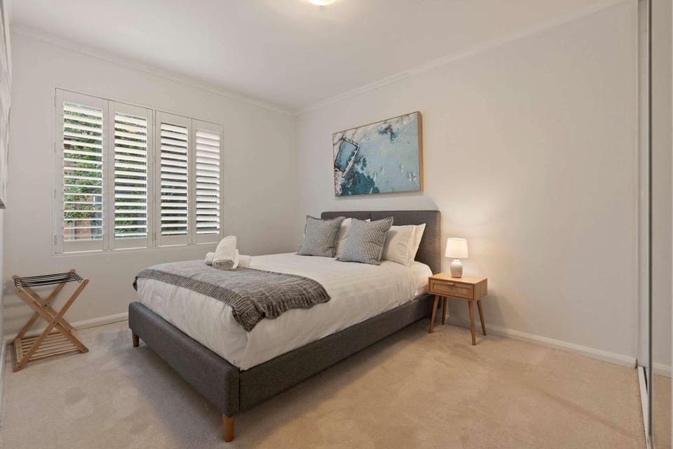 Cosy and Quiet Walk to Beach and Harbor Apartment in Sydney