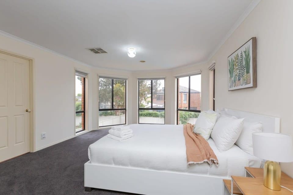 Spacious 4-Bedroom Family Retreat with Pool at Tarneit House in Truganina