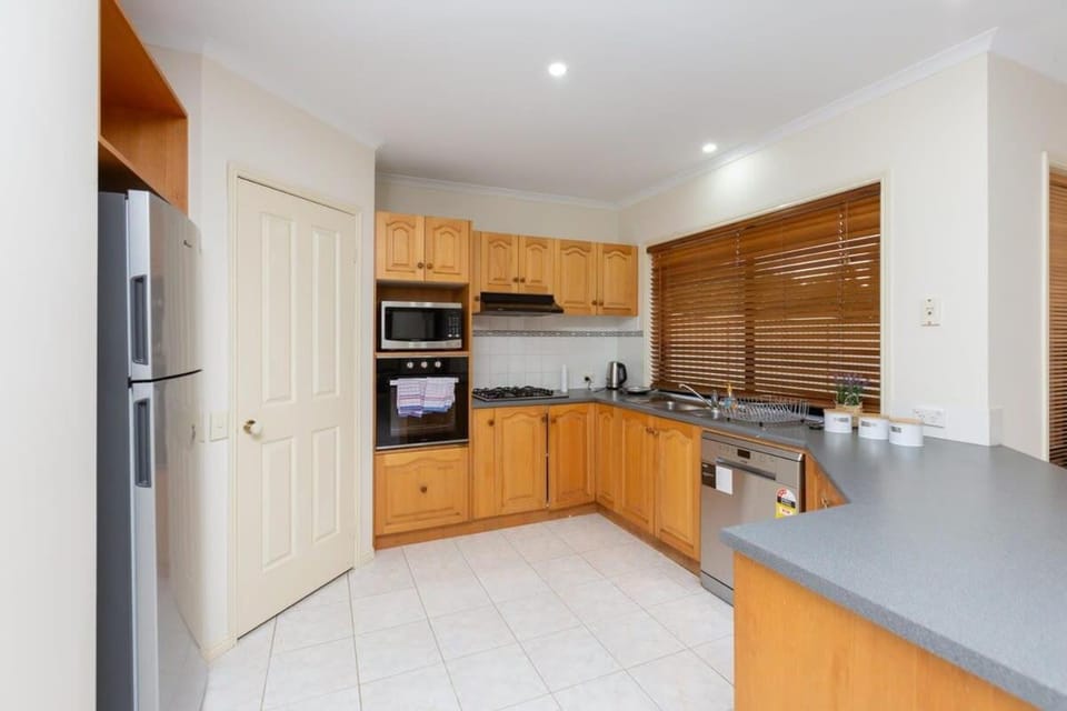 Spacious 4-Bedroom Family Retreat with Pool at Tarneit House in Truganina