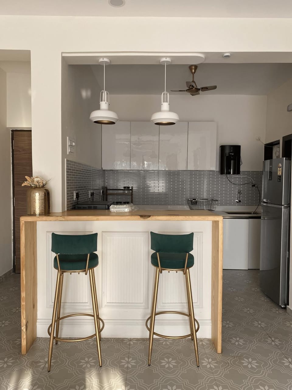 Kitchen or kitchenette, Dining area