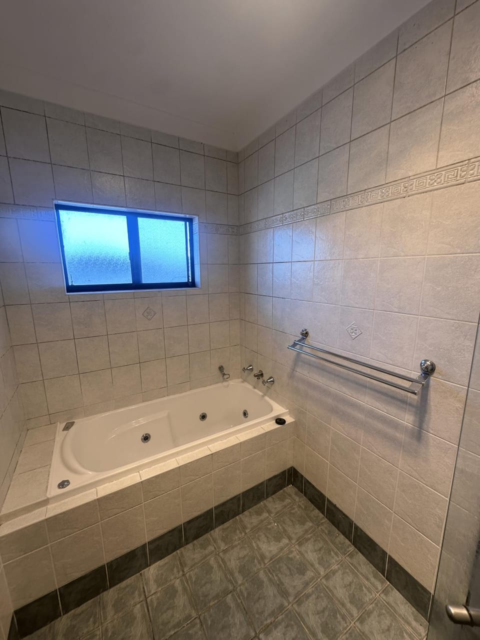 Spacious Queen Room in Lurnea - L3 Vacation rental in Casula