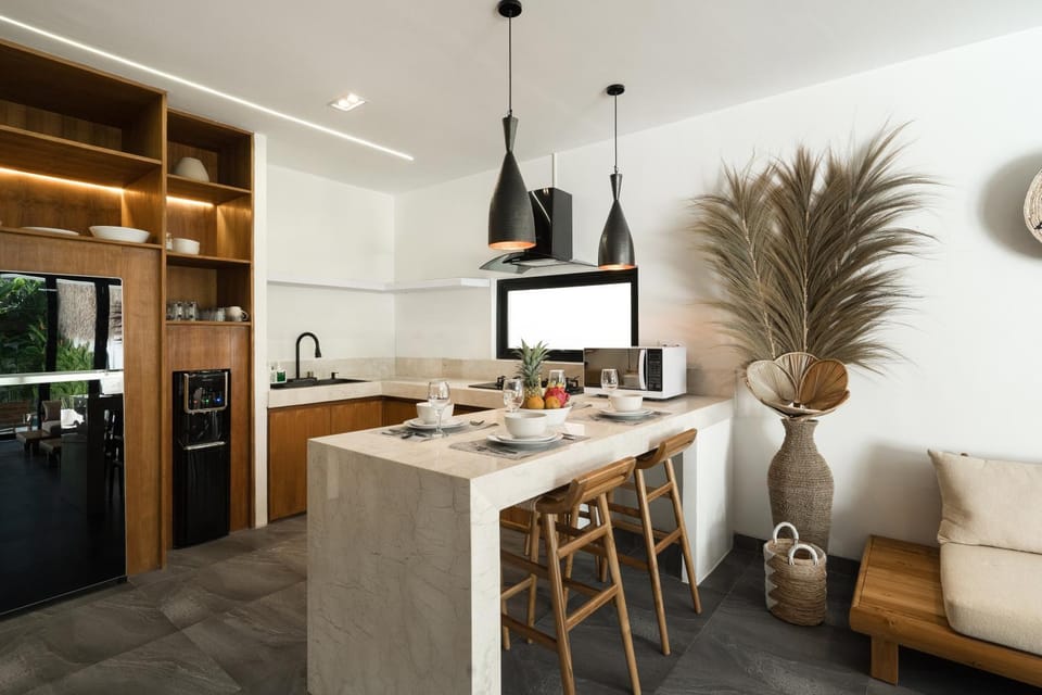 Coffee/tea facilities, Kitchen or kitchenette, Dining area, oven, stove