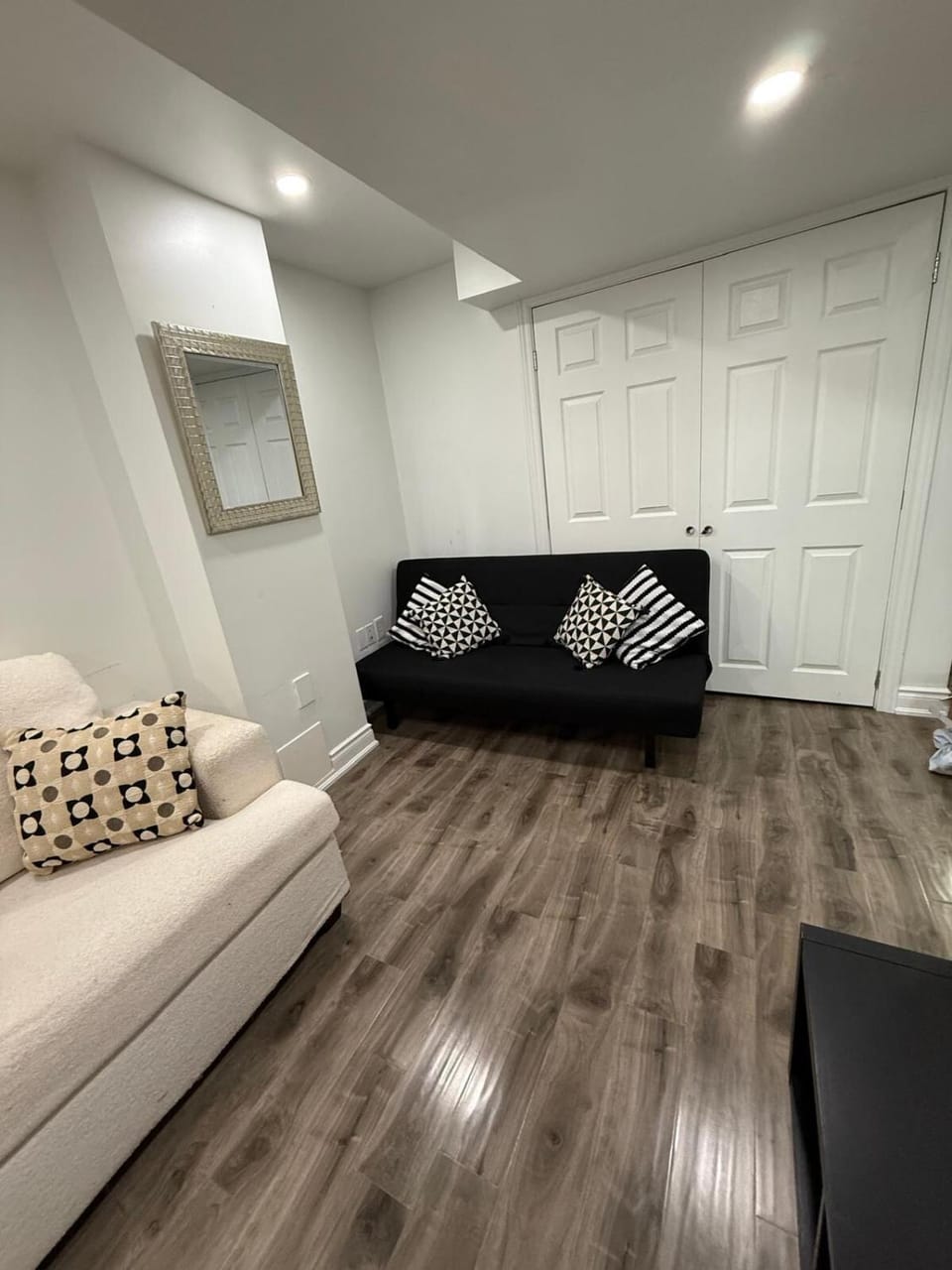 Modern & cozy one Bedroom Basement Suite with Kitchen and parking- sleeps 4 Apartment in Milton