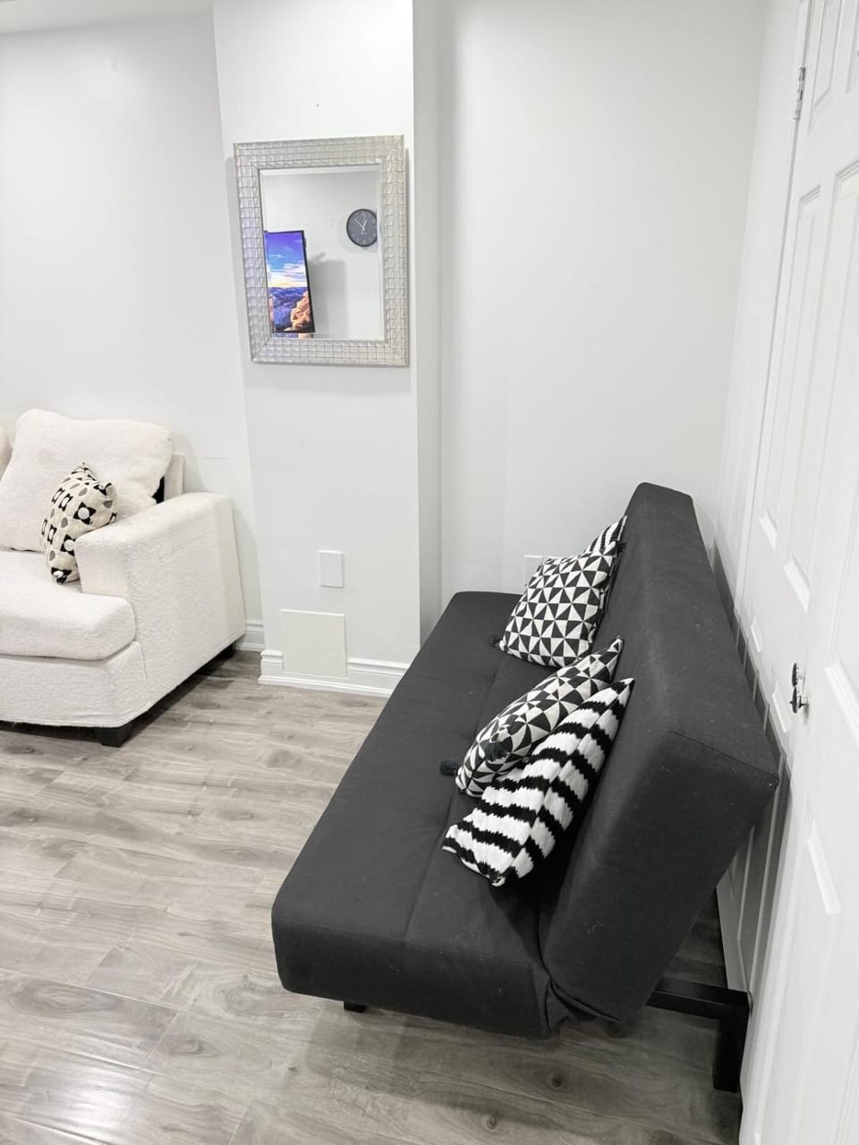 Modern & cozy one Bedroom Basement Suite with Kitchen and parking- sleeps 4 Apartment in Milton