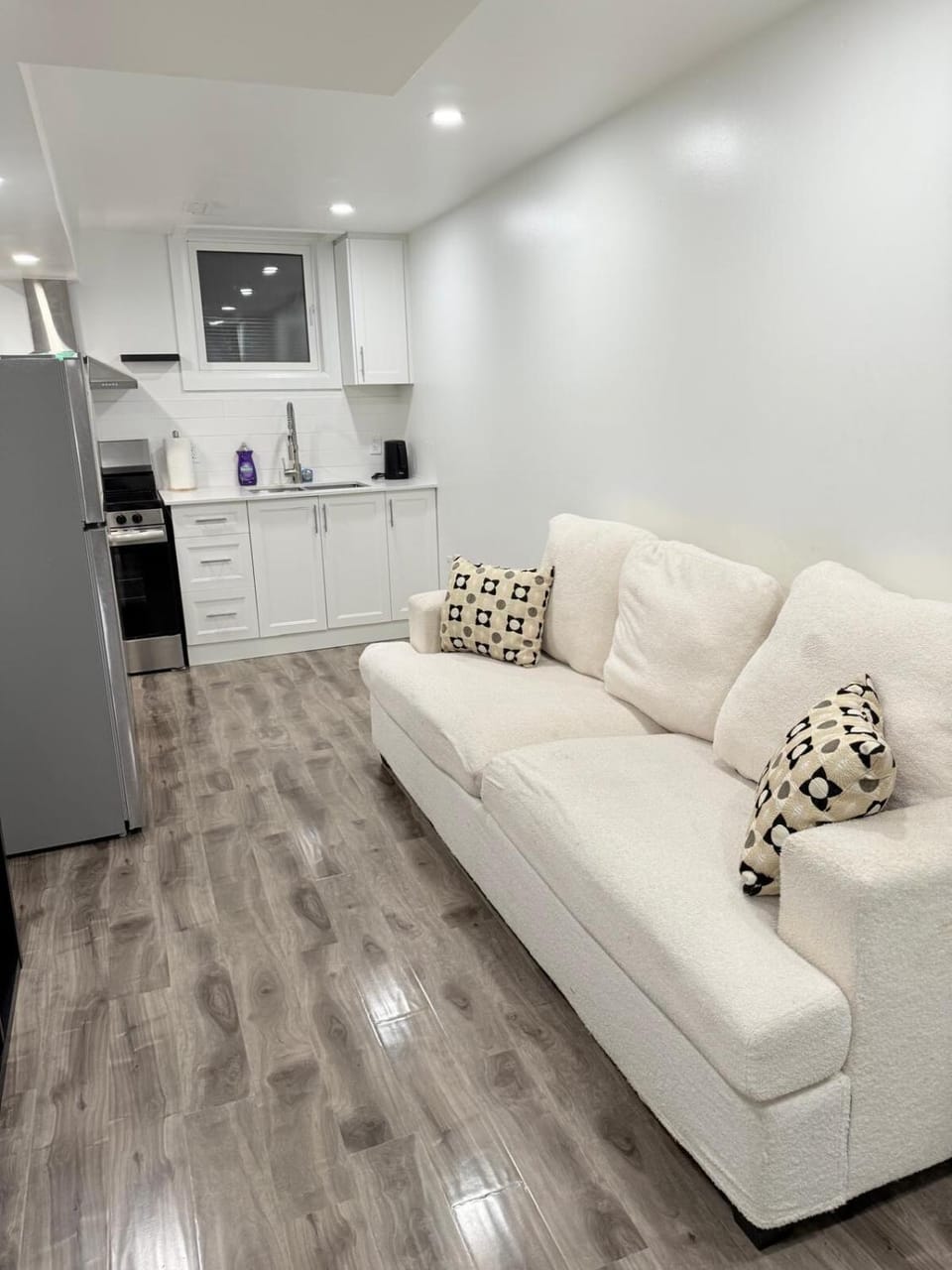 Modern & cozy one Bedroom Basement Suite with Kitchen and parking- sleeps 4 Apartment in Milton