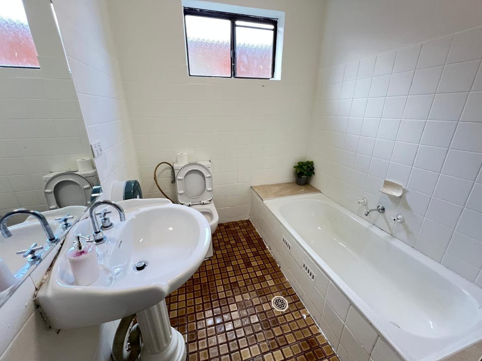 Spacious Queen Room in Two Story House - L6 Vacation rental in Casula