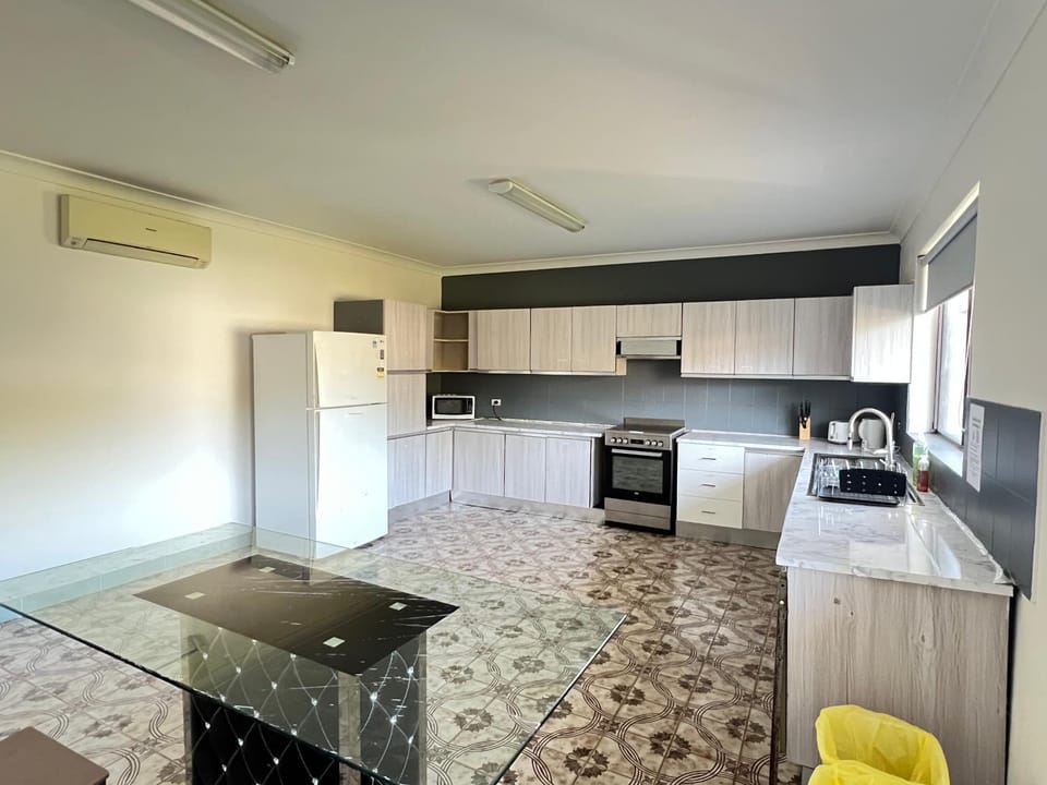 Spacious Queen Room in Two Story House - L6 Vacation rental in Casula