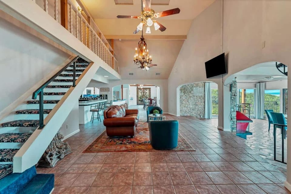 Hacienda Vista Lago at Canyon Lake House in Canyon Lake