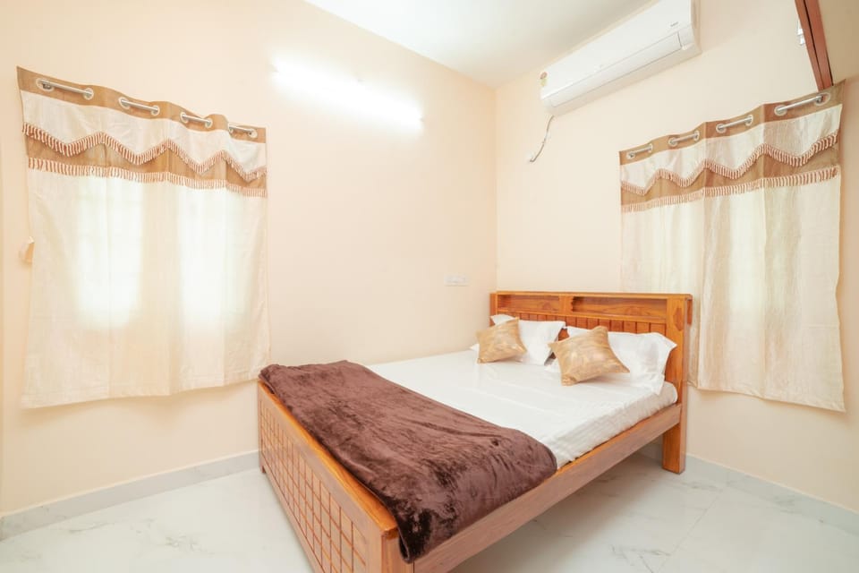 Bed, Photo of the whole room, Bedroom, air conditioner