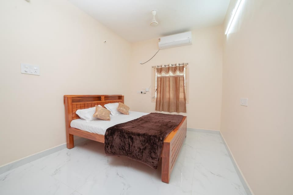 Bed, Photo of the whole room, Bedroom, towels, air conditioner
