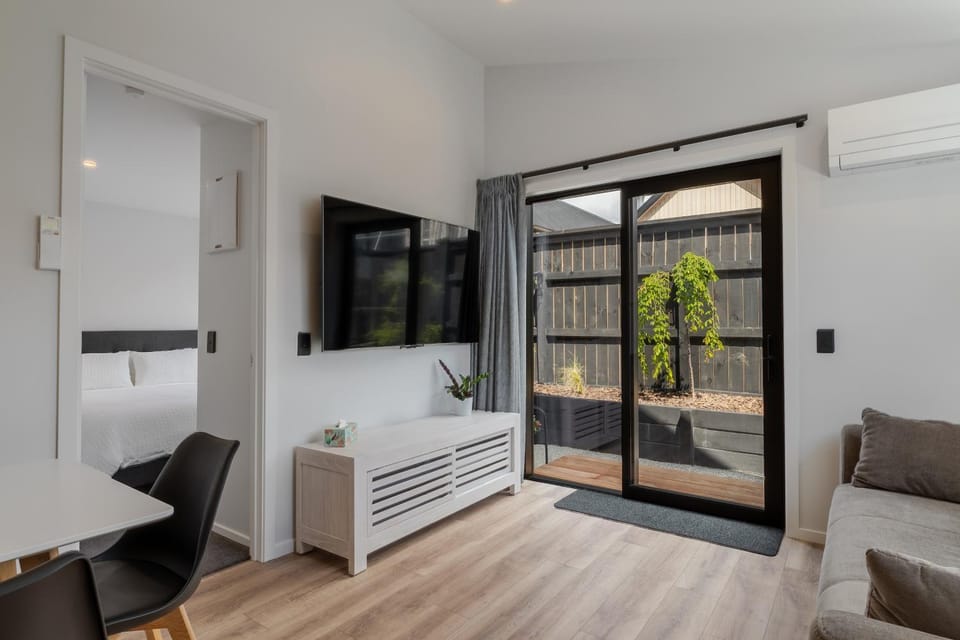 TV and multimedia, Living room, Seating area, Dining area, air conditioner