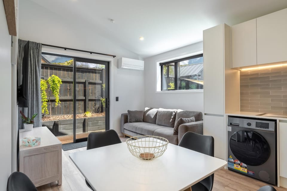 Communal lounge/ TV room, TV and multimedia, Kitchen or kitchenette, Living room, Seating area, Dining area, Evening entertainment, washing machine, dryer