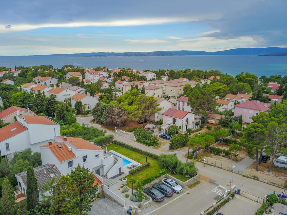 Nearby landmark, Neighbourhood, Natural landscape, Swimming pool, Swimming pool