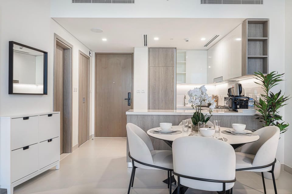 Kitchen or kitchenette, Dining area