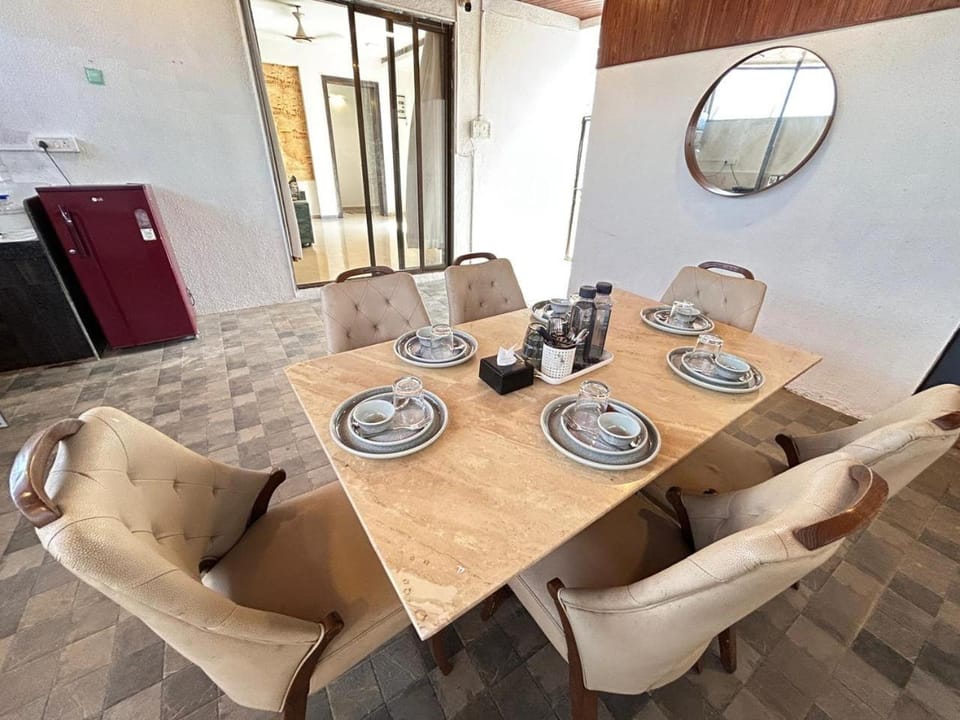 Kitchen or kitchenette, Seating area, Dining area