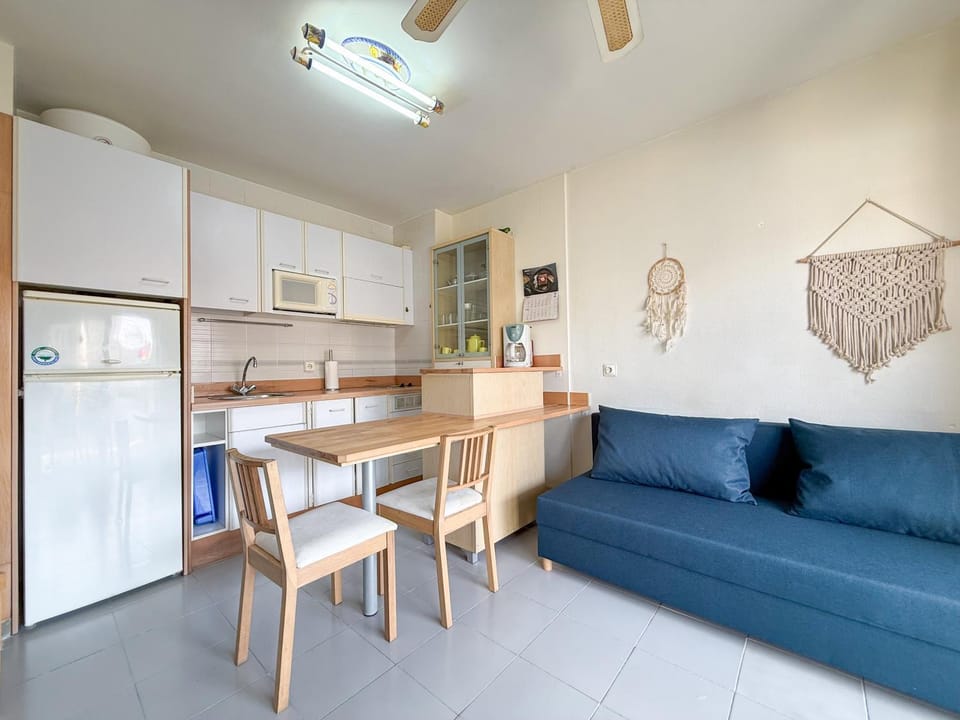 Kitchen or kitchenette, Living room, Seating area, Dining area, stove