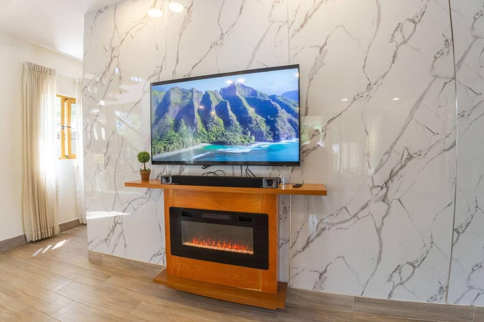 Communal lounge/ TV room, TV and multimedia, Decorative detail, fireplace