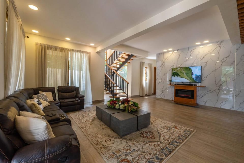Communal lounge/ TV room, TV and multimedia, Living room, Seating area, Entertainment
