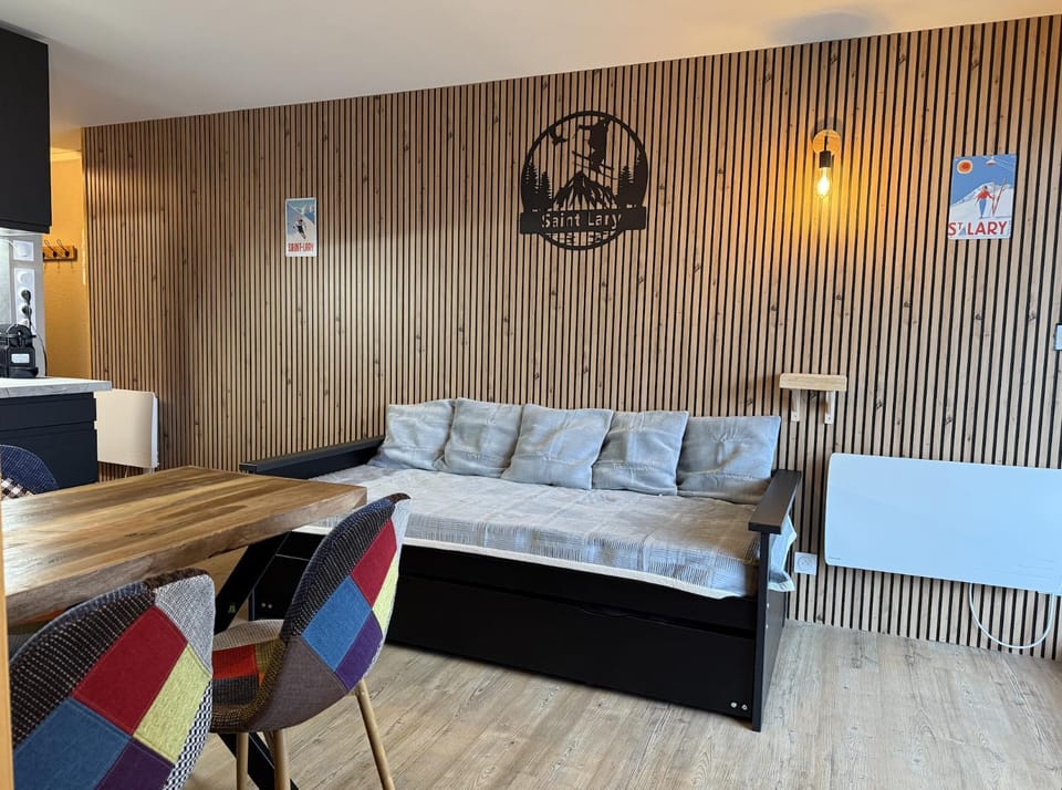 Bed, Living room