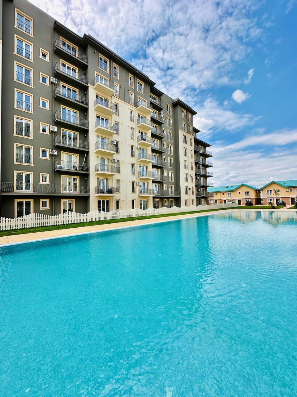Property building, Restaurant/places to eat, Day, Swimming pool, sunbed