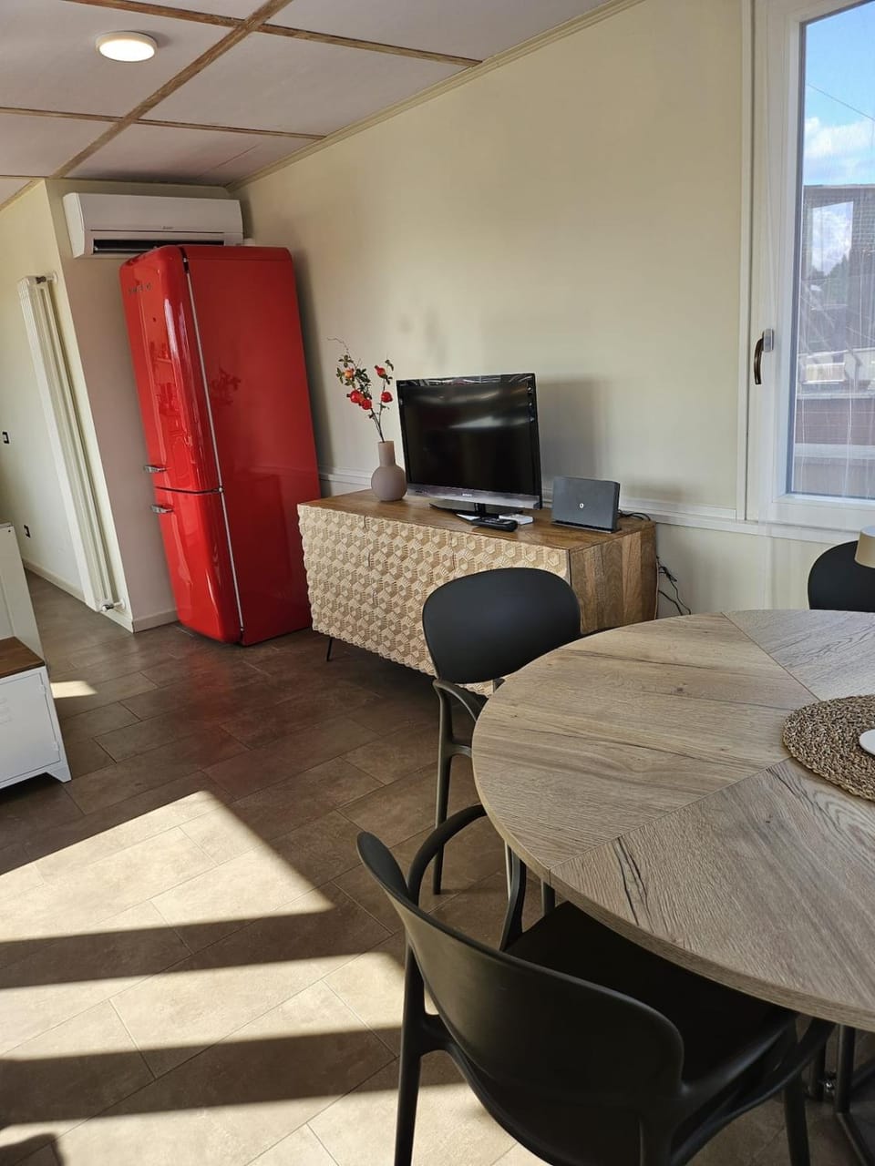 Communal lounge/ TV room, TV and multimedia, Living room, Seating area, Dining area