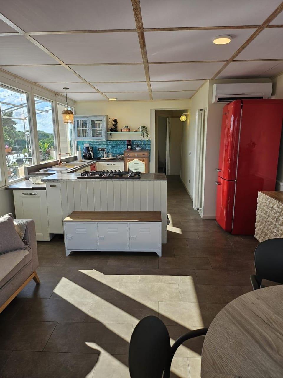 Kitchen or kitchenette, Living room, Seating area, Dining area