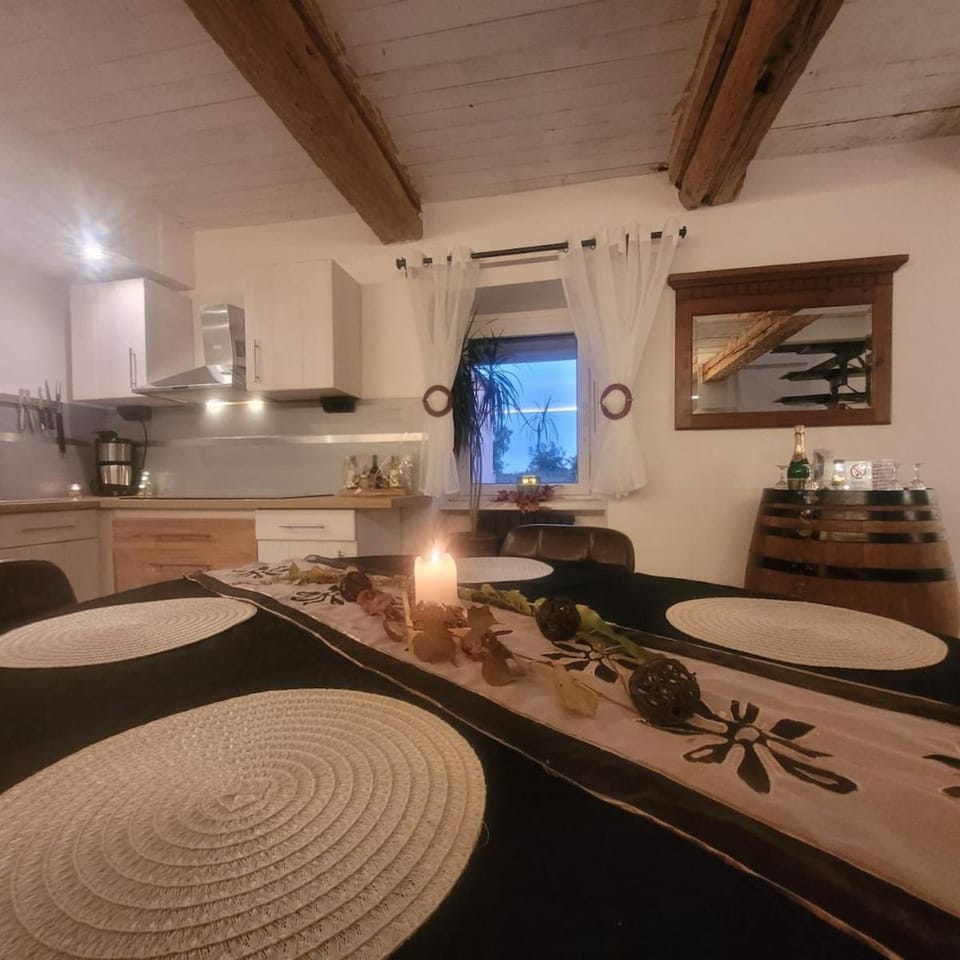 Kitchen or kitchenette, Dining area