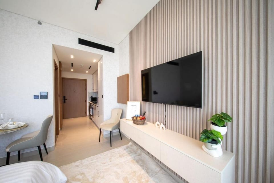 Azure Studio I Private Balcony I Pool I Sleeps 2 Apartment in Dubai