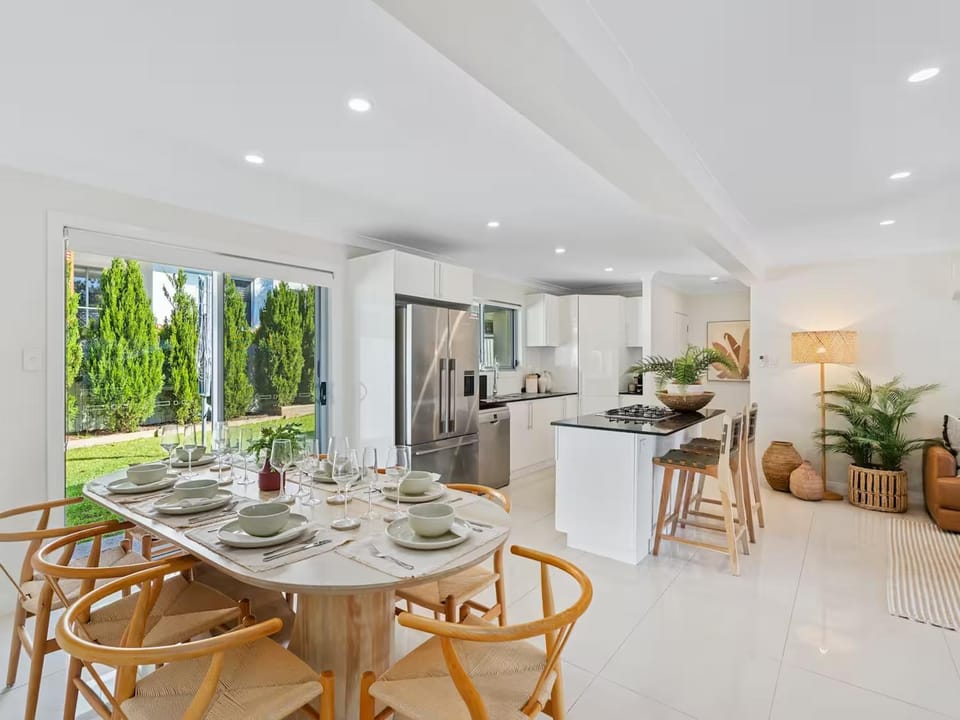 Kitchen or kitchenette, Dining area, oven, stove