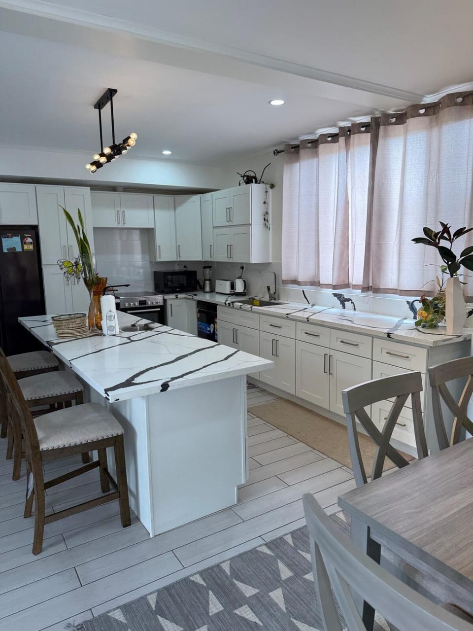 Kitchen or kitchenette, dishwasher, stove