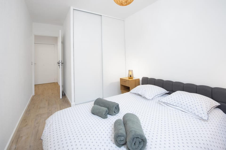 Bed, Photo of the whole room, Bedroom, towels, wardrobe