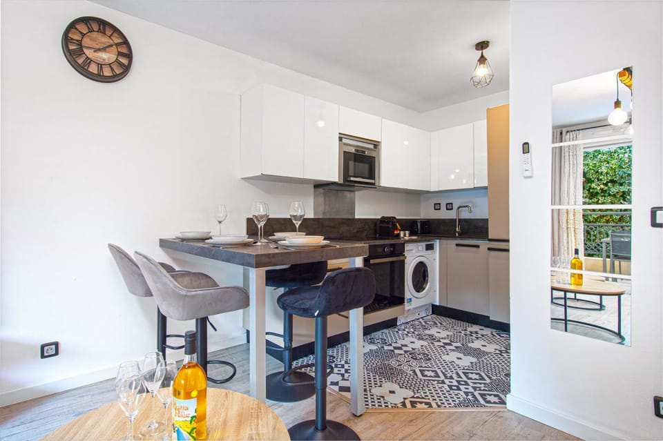 Kitchen or kitchenette, Dining area, dishwasher, oven, stove