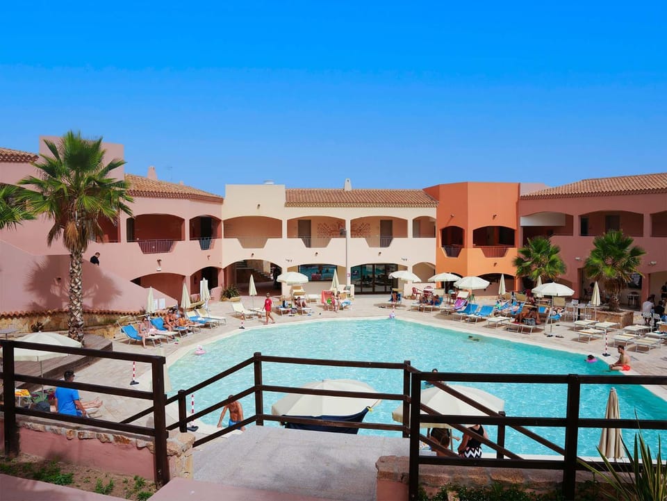 Property building, Day, Pool view, Swimming pool, sunbed