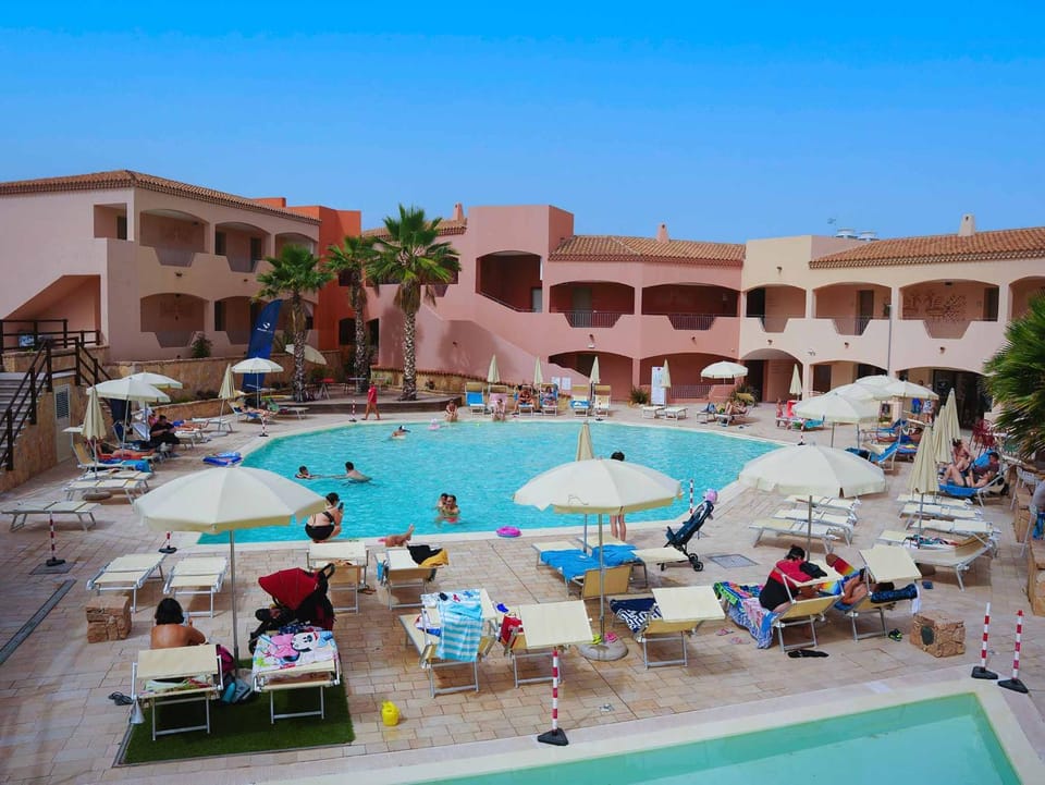 Property building, Day, People, Pool view, Swimming pool, group of guests, sunbed