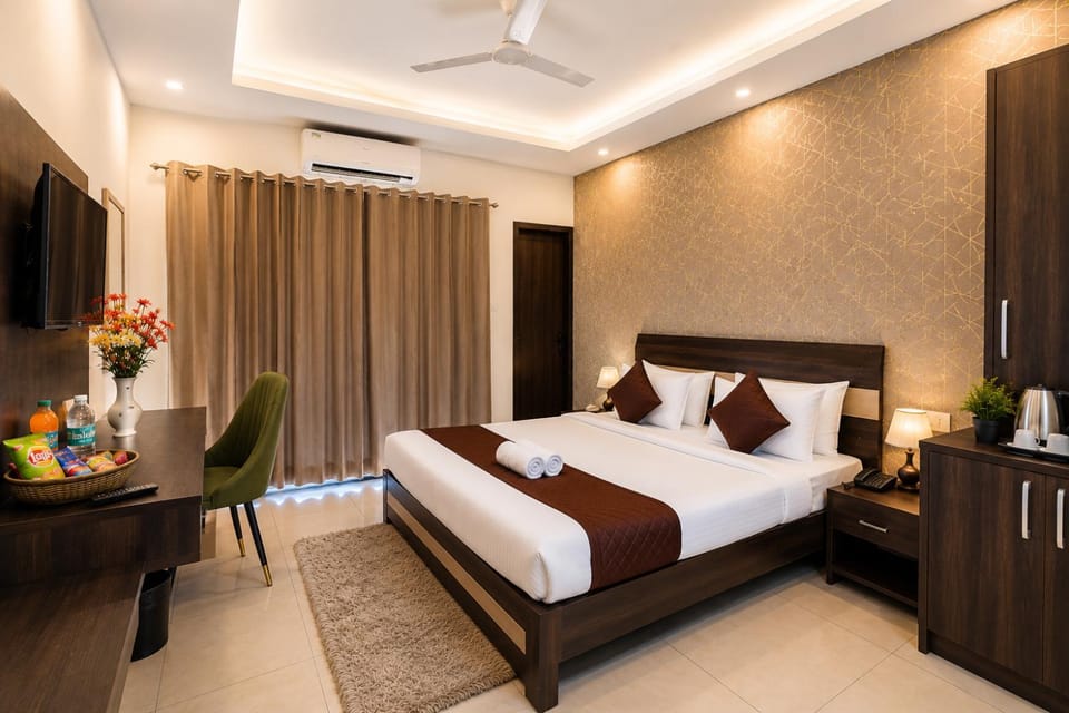 Bed, TV and multimedia, Living room, Photo of the whole room, Seating area, Bedroom, fireplace, air conditioner