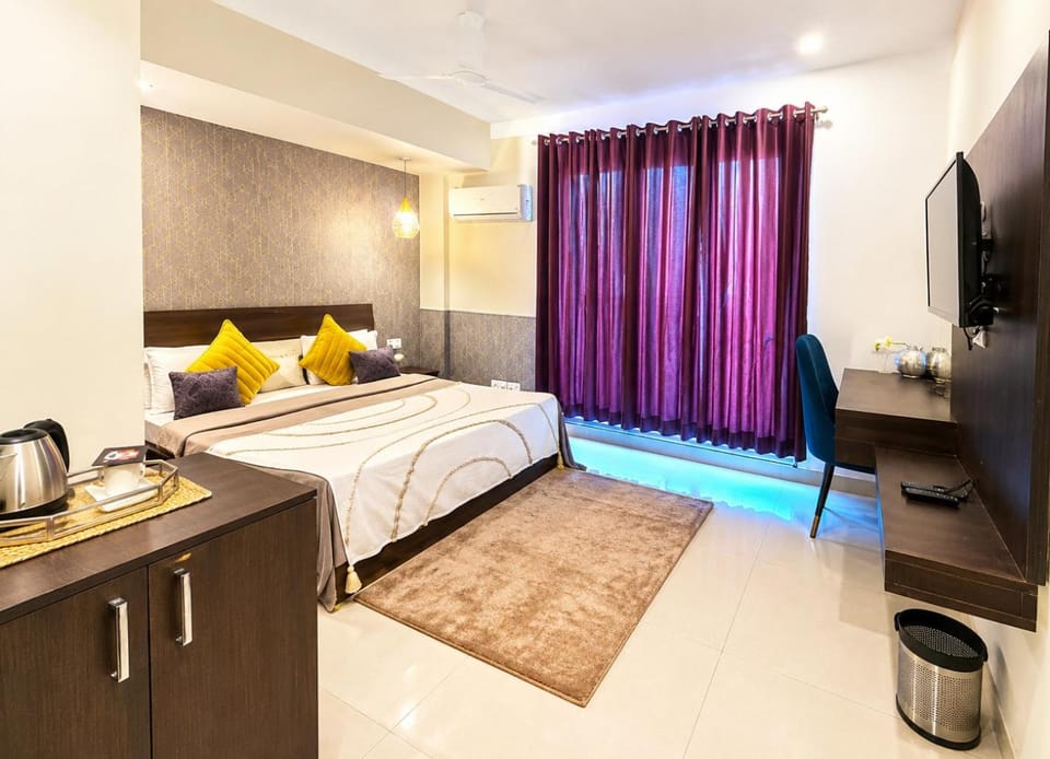 Bed, TV and multimedia, Kitchen or kitchenette, Living room, Seating area, Bedroom, hair dresser
