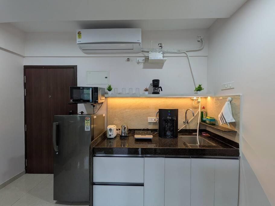 Modern Hill-View Studio • Work-Friendly • Pashan Apartment in Pune