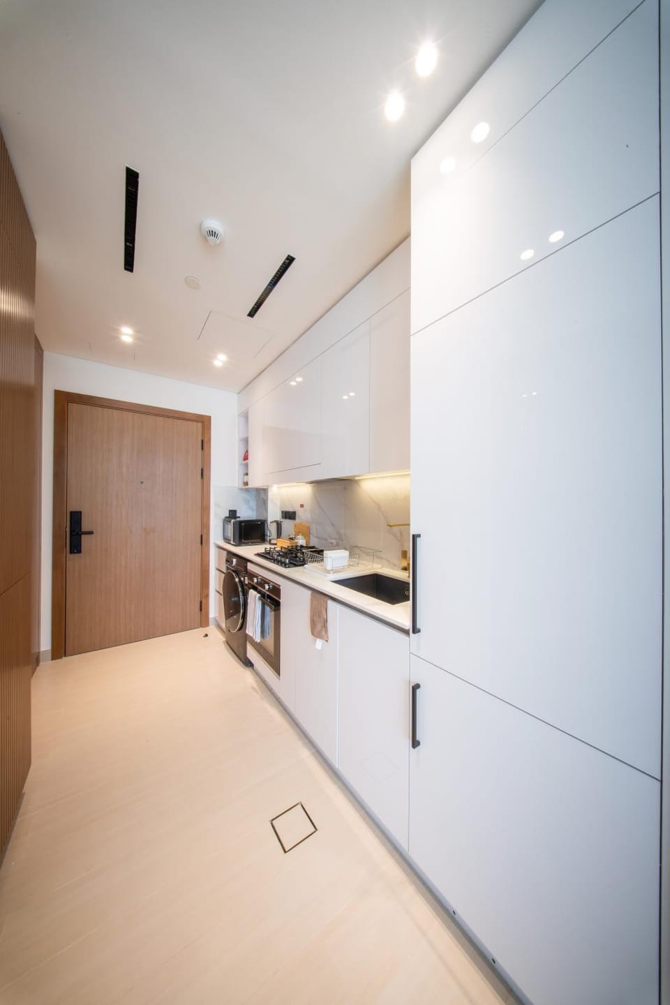 Binghatti Azure Studio I Pool & Gym I Couples Apartment in Dubai