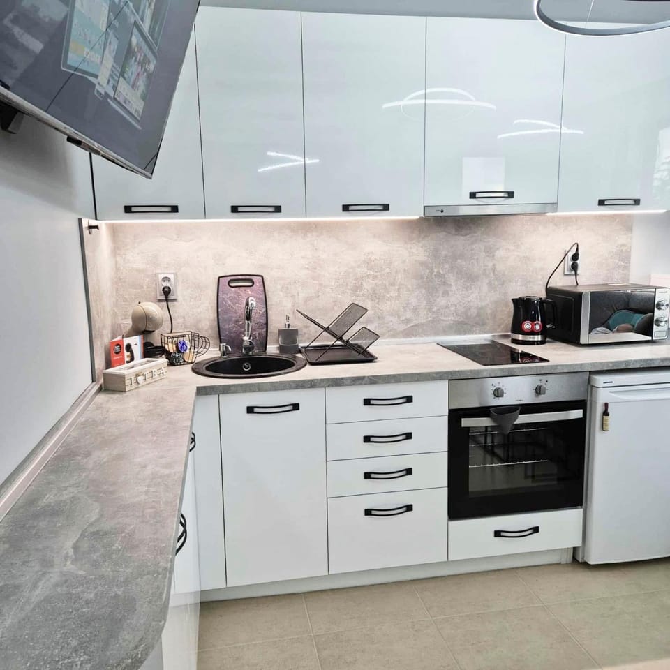 TV and multimedia, Kitchen or kitchenette, oven, stove, toaster